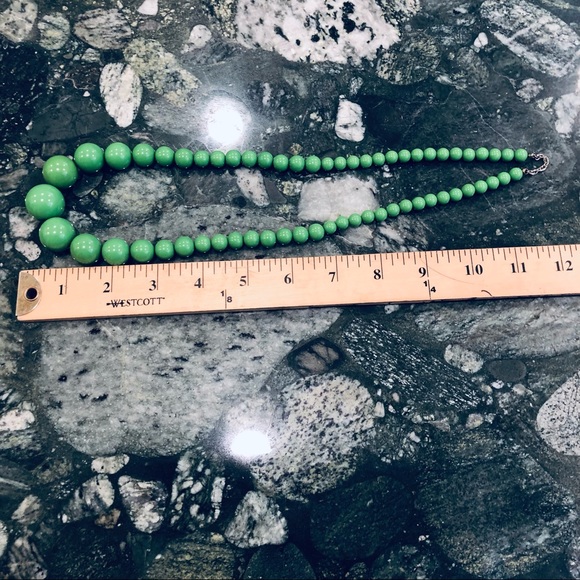 Graduated Acrylic Green Necklace - Picture 5 of 6